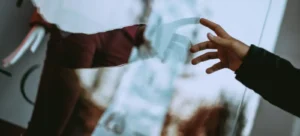 persona tocando un vidrio. Autoconocimiento