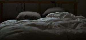 empty white and gray bed set. consejos para dormir mejor