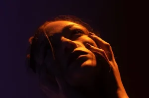 persona tocandose la cara con ambas manos. Histriónico