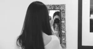 persona tomando una foto de su reflejo en el espejo. Qué es ser narcisista