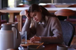 Mujer pensando en que es disociar