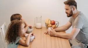 Cómo hablar con tus hijos sobre tu situación irregular, familia migrante, migrar en familia, situación migratoria irregular