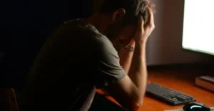 hombre con las manos en la cabeza. Estrés y cansancio