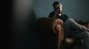 hombre preocupado. salud mental y migración