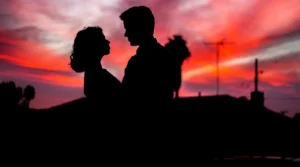 silhouette of man and woman facing each other during golden hour. test de pareja