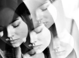 mujer en escala de grises. gestión de emociones en adultos