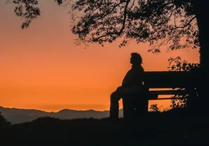 silueta de persona junto a un asiento. paciencia
