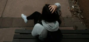 Persona sentada. Sobrepensar