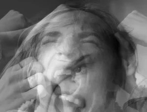 mujer borrosa presentando varias emociones básicas