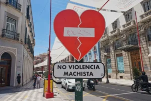 cartel en la calle. misógino significado