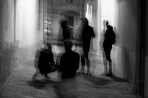 a group of people walking down a hallway. miedo