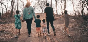 familia caminando. Resolución de conflictos