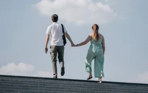 hombre y mujer subiendo escaleras. ghostear