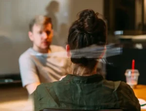 persona sentada frente a otra. discusiones