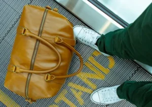 persona con maleta. cómo irse