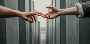 Dos personas separando sus manos. como superar una ruptura