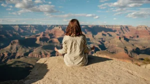 Mujer viendo el paisaje. hábitos para mejorar tu vida