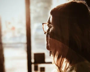 shallow focus photography of woman facing door. sentimientos y emociones