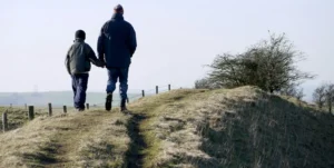hombre y niños caminando. Afecto